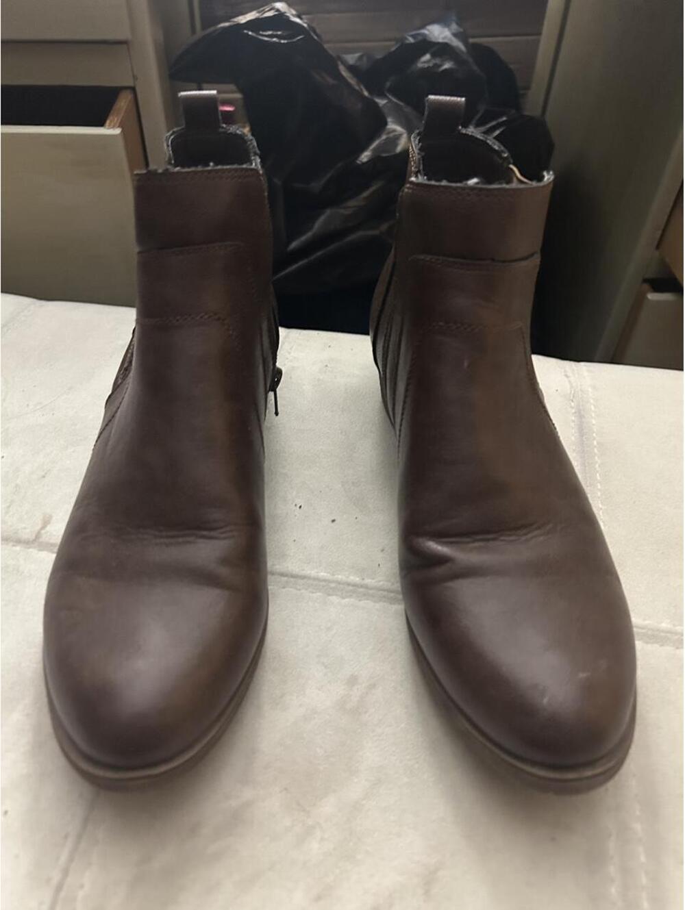 True Craft Brown leather ankle boots with a 1.5" heel. Size US 9. #boots #heels